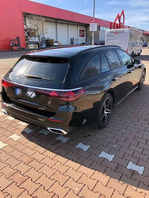 Gebraucht Mercedes E220 197 PS (144 kW) 2024 Schwarz Kombi