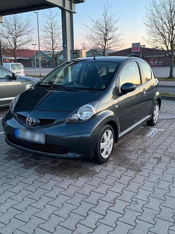 Używany Toyota Aygo 68 KM (50 kW) 2005 Szary Hatchback