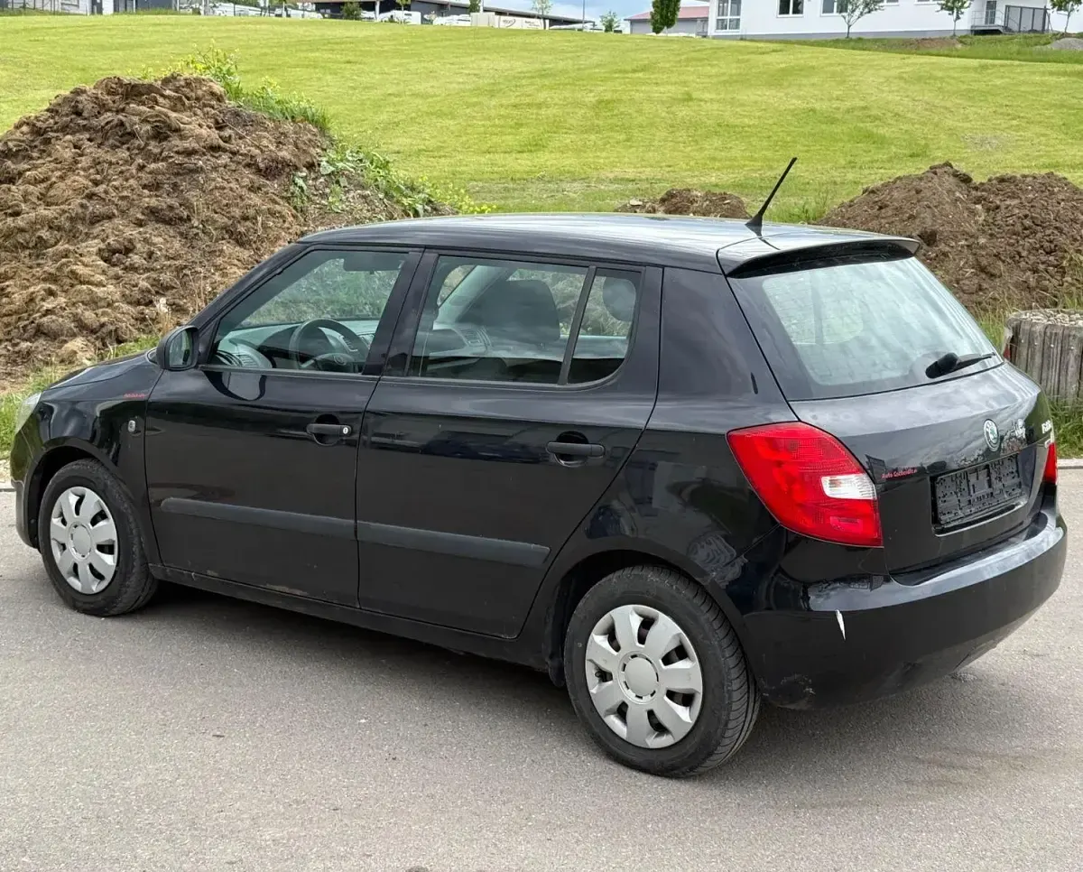 Używany Skoda Fabia 86 KM (63 kW) 2011 Czarny Sedan/Limuzyna