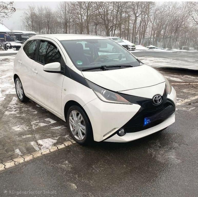 Weiß Gebraucht 2014 Toyota Aygo X-play Kleinwagen | 5.000 € (Guter Preis) - Bild 1/3