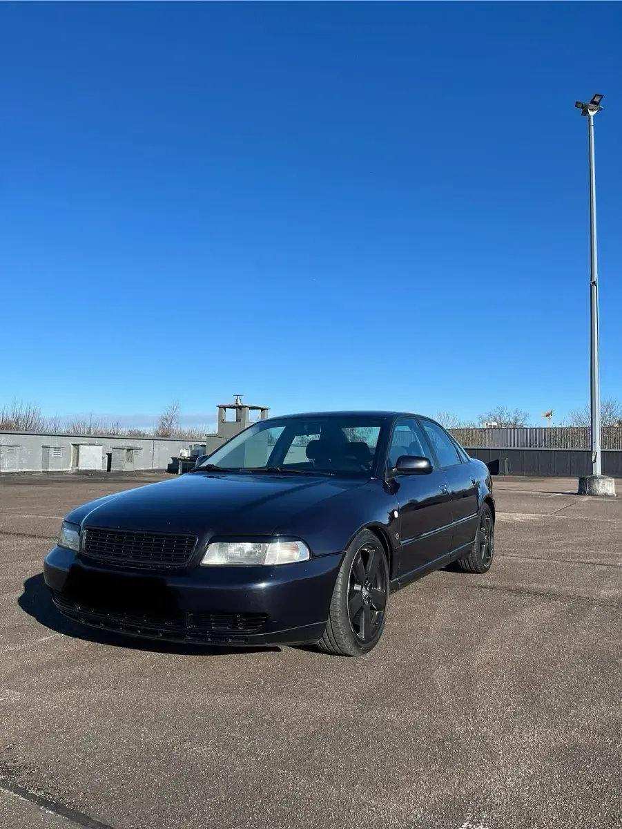 Używany Audi A4 110 KM (80 kW) 1996 Niebieski Sedan/Limuzyna