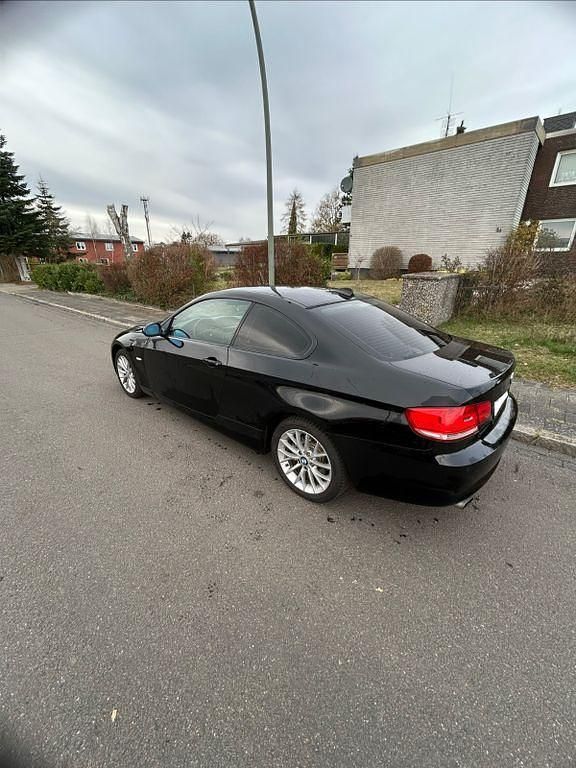 Gebraucht BMW 320 171 PS (125 kW) 2008 Schwarz Coupé