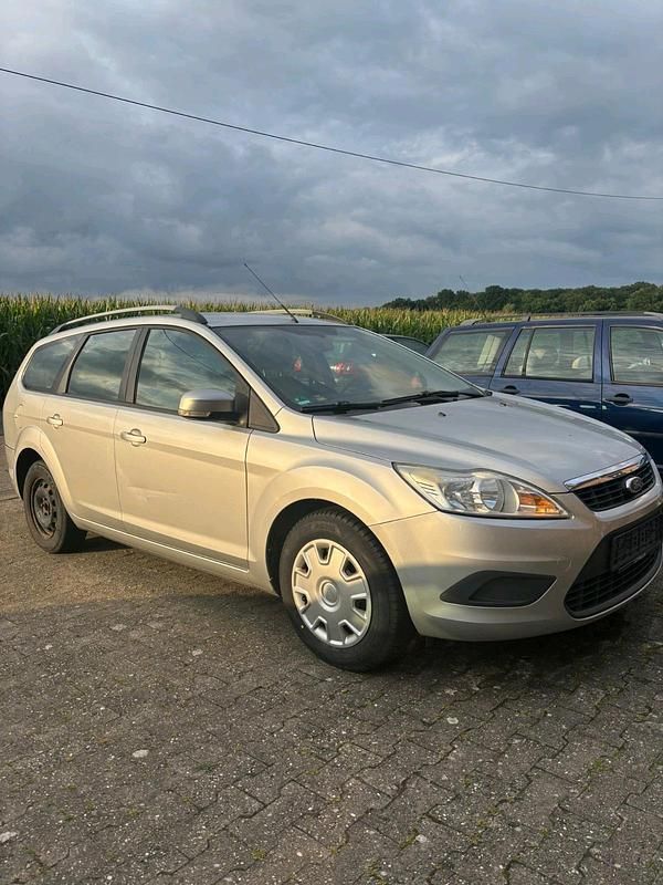 Silber Gebraucht 2010 Ford Focus Kombi | 2.100 € (Fairer Preis) - Bild 1/4