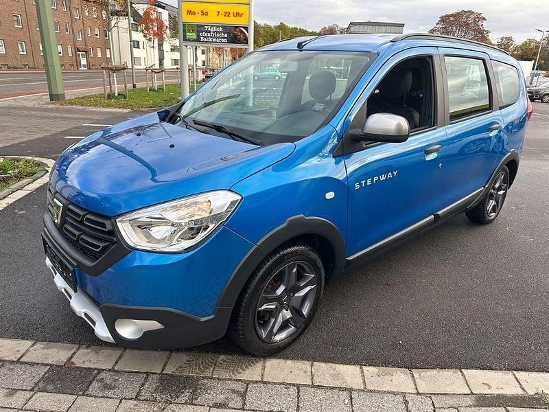 Blau Gebraucht 2017 Dacia Lodgy Celebration Van / Kleinbus | 10.680 € (Fairer Preis) - Bild 1/4