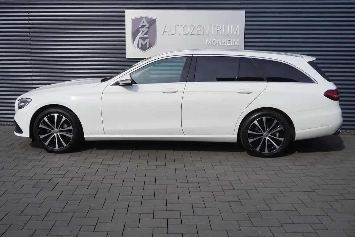 Gebraucht Mercedes E300 306 PS (225 kW) 2022 Polarweiss Kombi