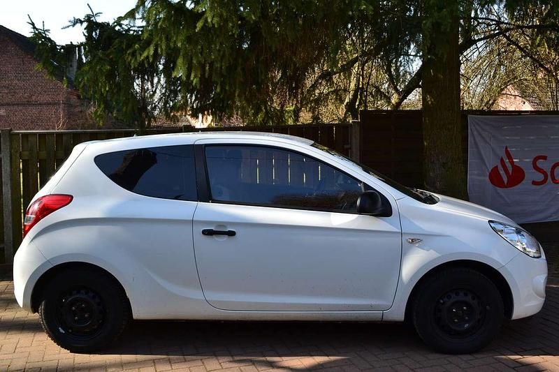 Gebraucht Hyundai i20 Classic 77 PS (56 kW) 2009 Crystal white Kleinwagen