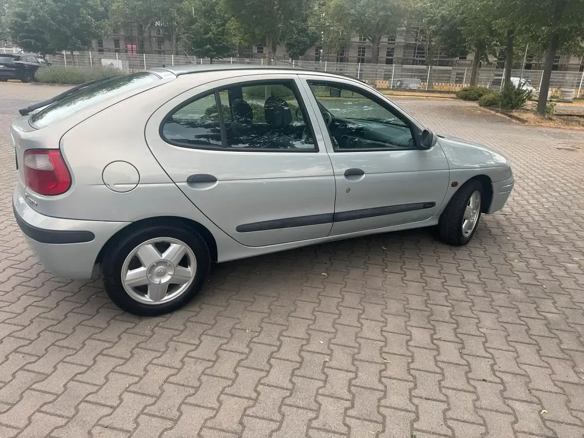 Gebraucht Renault Mégane 105 PS (77 kW) 2000 Silber Limousine