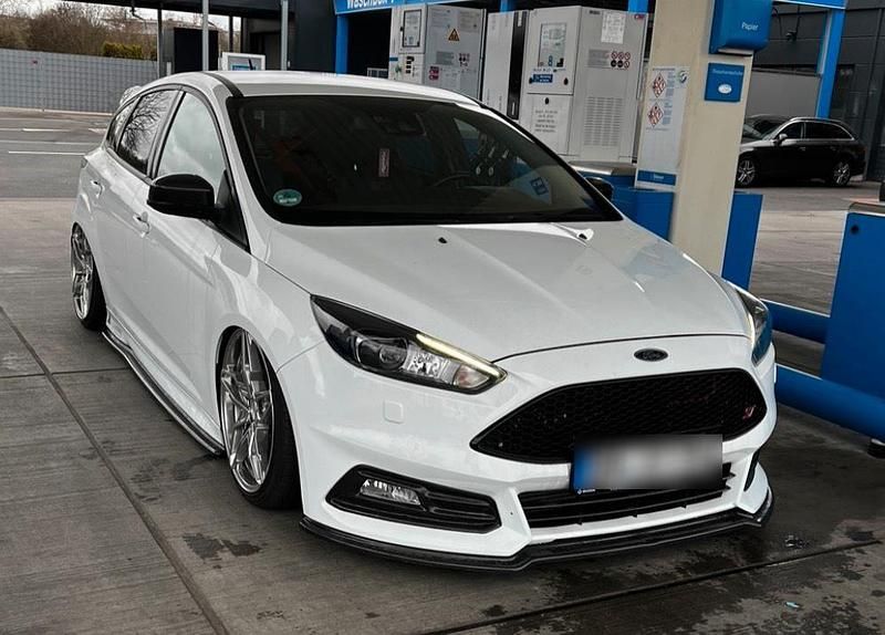 Gebraucht Ford Focus ST 300 PS (220 kW) 2017 Weiß Limousine