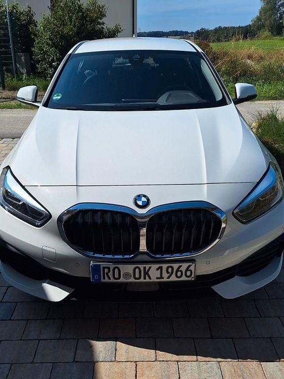 Weiß Gebraucht 2022 BMW 118 Advantage Kleinwagen | 21.300 € (Fairer Preis) - Bild 1/4