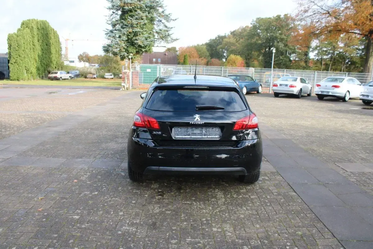 Gebraucht Peugeot 308 Allure 131 PS (96 kW) 2018 Schwarz Limousine