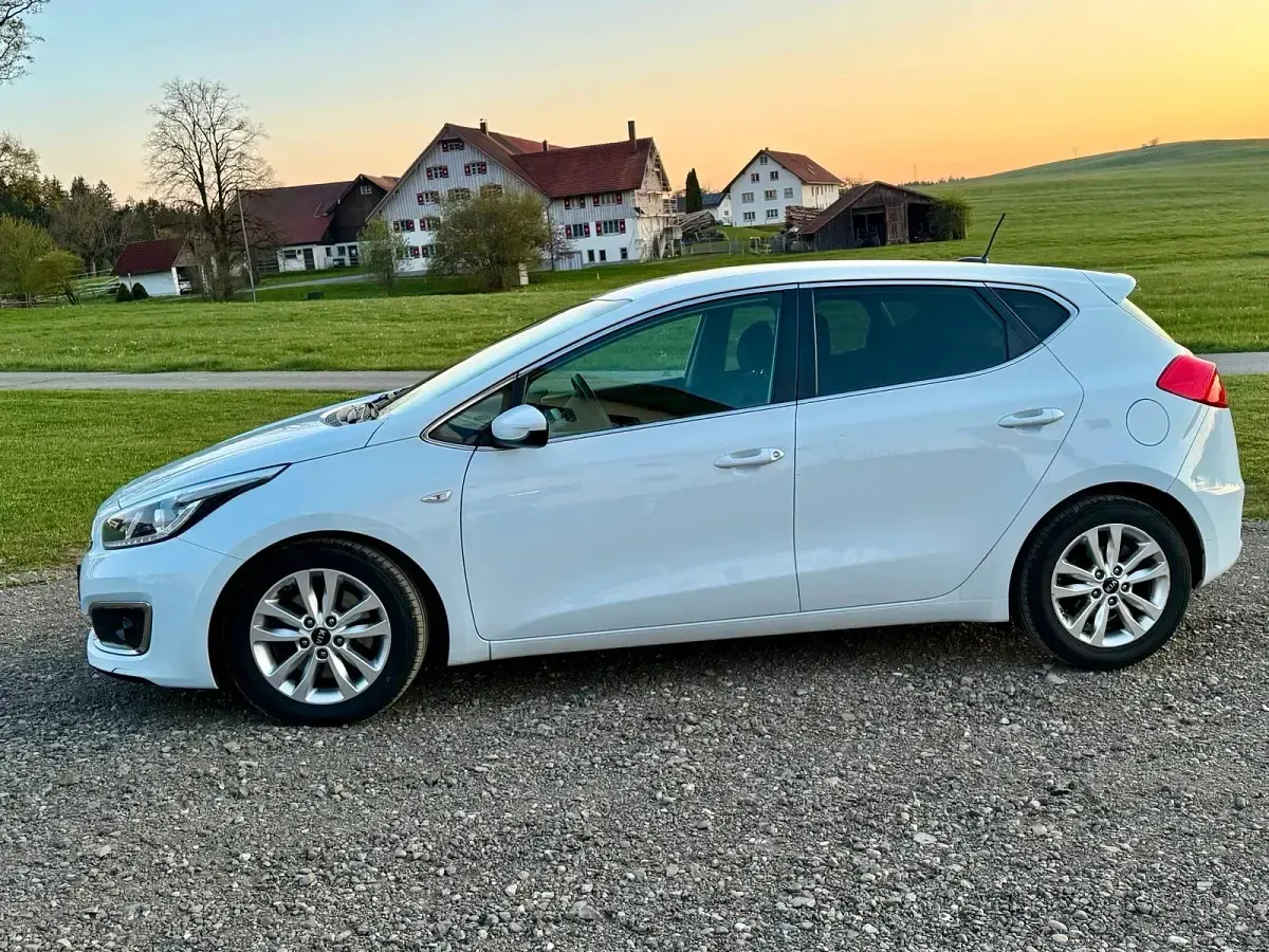 Gebraucht Kia Ceed 101 PS (74 kW) 2016 Weiß Kleinwagen