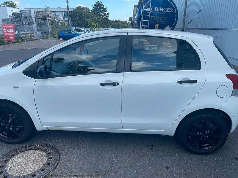Gebraucht Toyota Yaris 69 PS (50 kW) 2010 Weiß Limousine