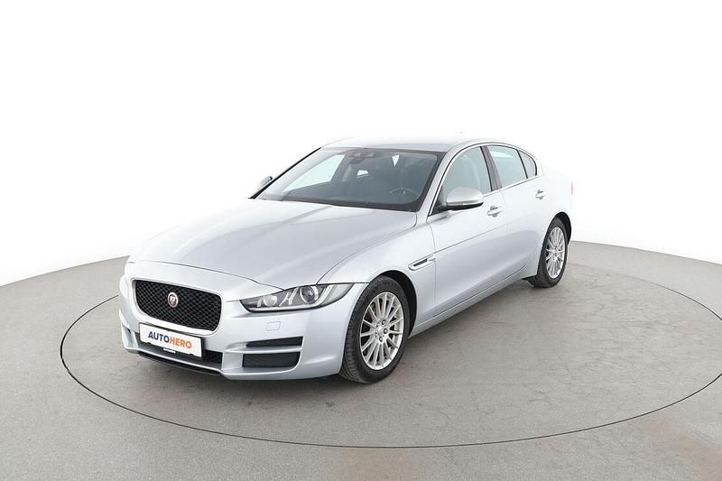 Grau Gebraucht 2015 Jaguar XE Prestige Limousine | 15.870 € - Bild 1/3