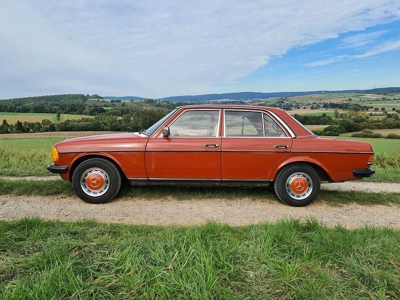 Rot Gebraucht 1983 Mercedes 200 Limousine | 6.500 € - Bild 1/4