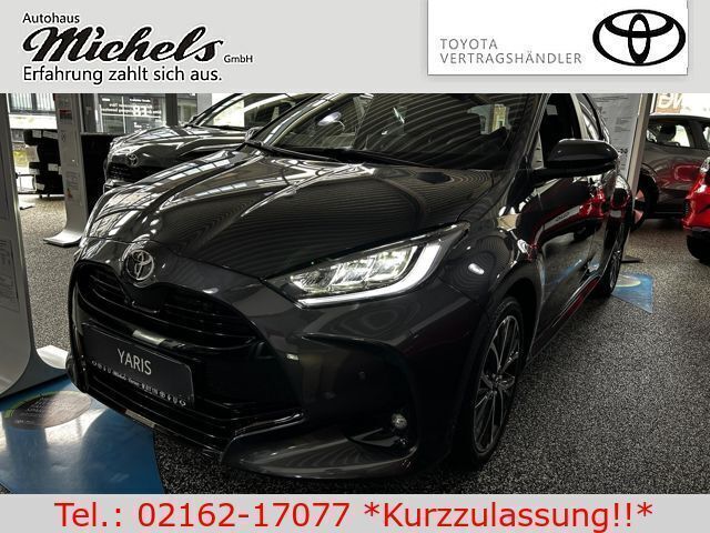 Grau Neu 2024 Toyota Yaris Hybrid Style Limousine | 29.480 € (Etwas zu teuer) - Bild 1/4