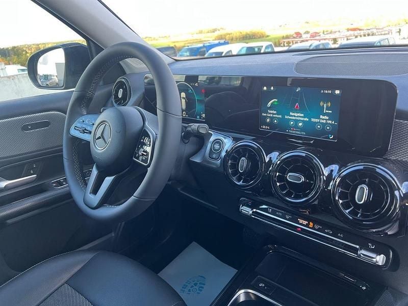 Nachtschwarz Gebraucht 2022 Mercedes GLB200 SUV | 22.990 € (Fairer Preis) - Bild 1/4
