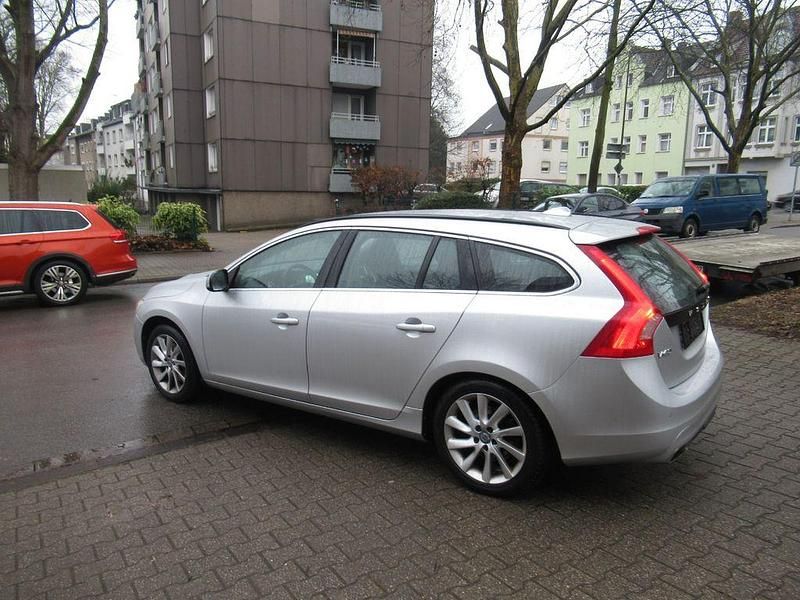 Gebraucht Volvo V60 Momentum 245 PS (180 kW) 2015 Silber Kombi