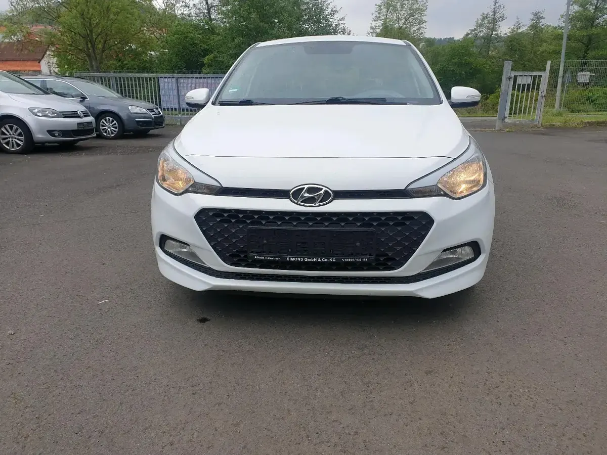 Gebraucht Hyundai i20 75 PS (55 kW) 2018 Weiß Kleinwagen