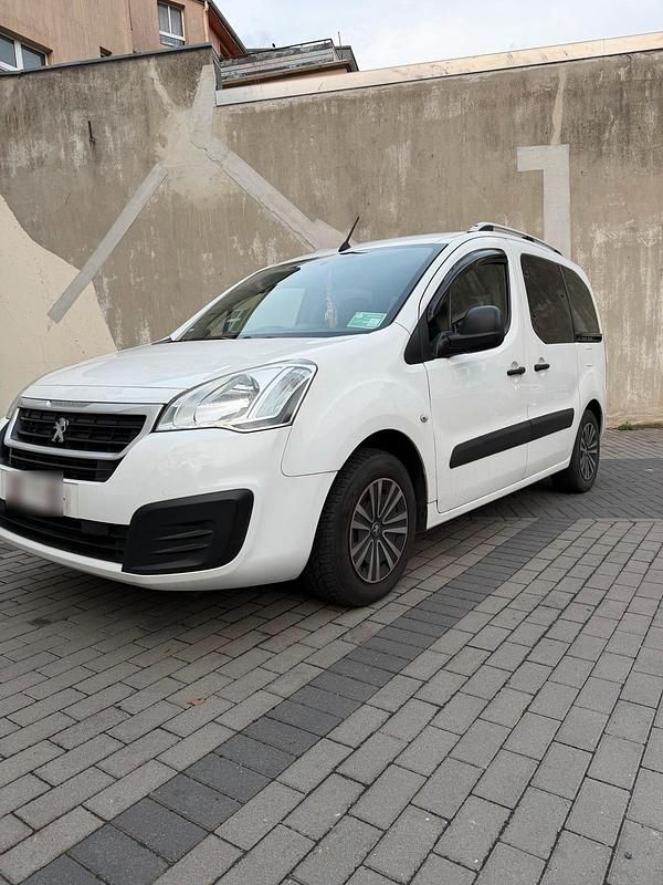 Gebraucht Peugeot TePee 100 PS (73 kW) 2017 Weiß Limousine