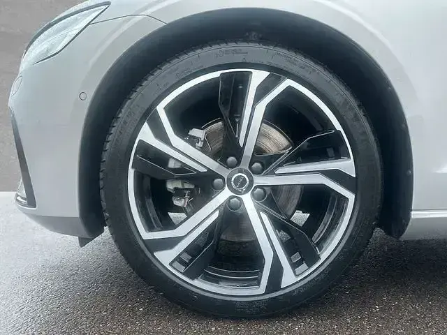 Używany Volvo V60 Plus 197 KM (144 kW) 2025 Srebrny Kombi