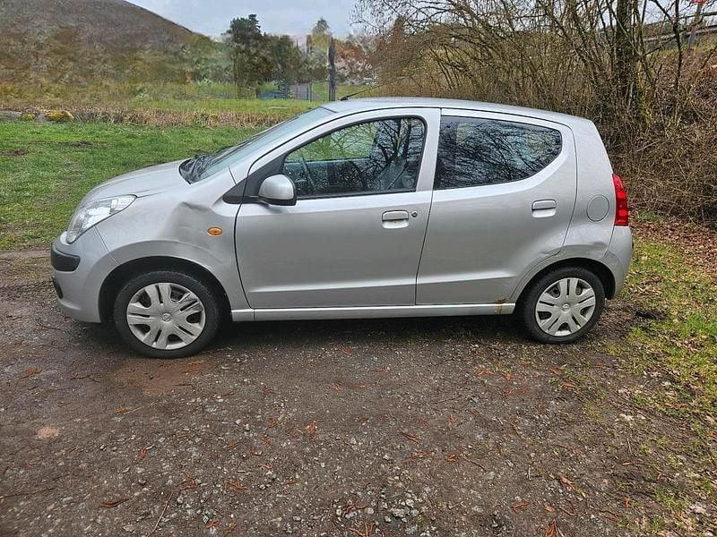 Gebraucht Nissan Pixo 65 PS (47 kW) 2012 Silber Kleinwagen