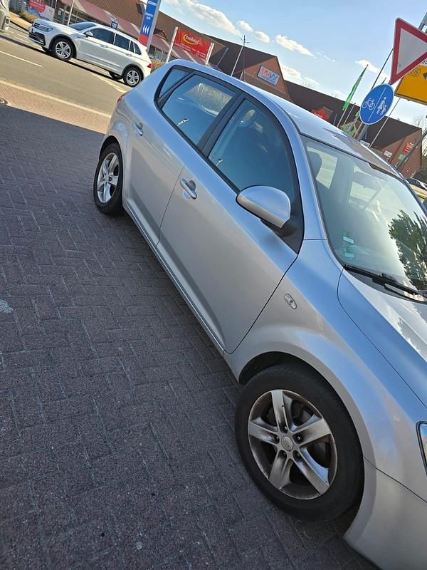 Używany Kia Ceed 109 KM (80 kW) 2008 Szary Hatchback