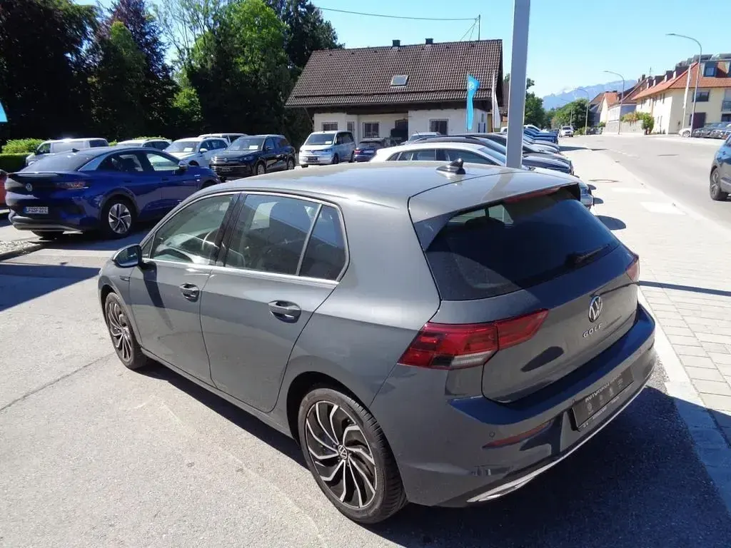 Gebraucht VW Golf VIII Style 150 PS (110 kW) 2023 Grau Limousine