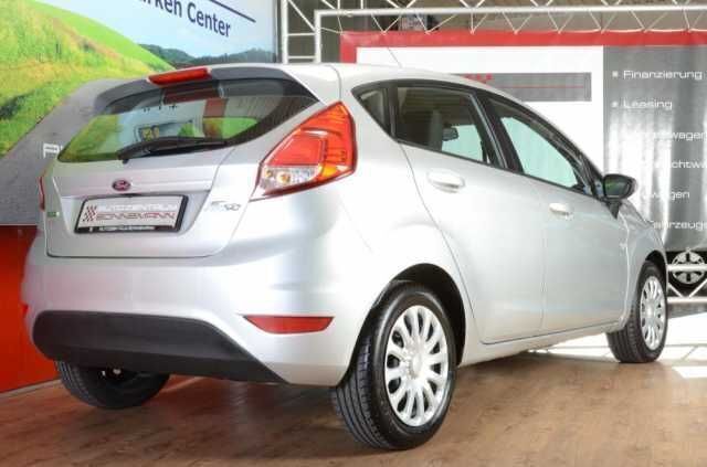 Gebraucht Ford Fiesta Trend 101 PS (74 kW) 2014 Silber metallic Kleinwagen