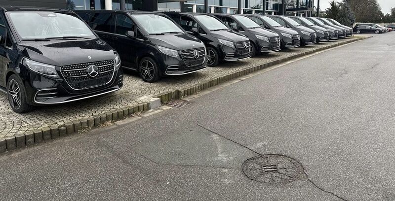 Obsidianschwarz metallic Neu 2025 Mercedes V300 Exclusive Van / Kleinbus | 80.000 € - Bild 1/4