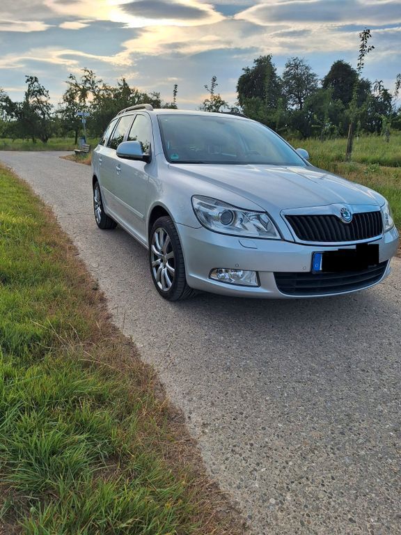 Silber Gebraucht 2010 Skoda Octavia Elegance Kombi | 6.750 € (Fairer Preis) - Bild 1/4