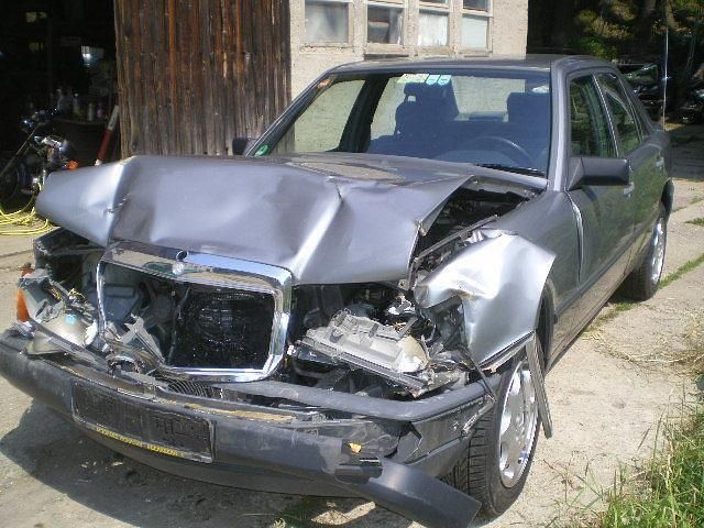 Gebraucht Mercedes E230 132 PS (97 kW) 1987 Andere farbe Limousine