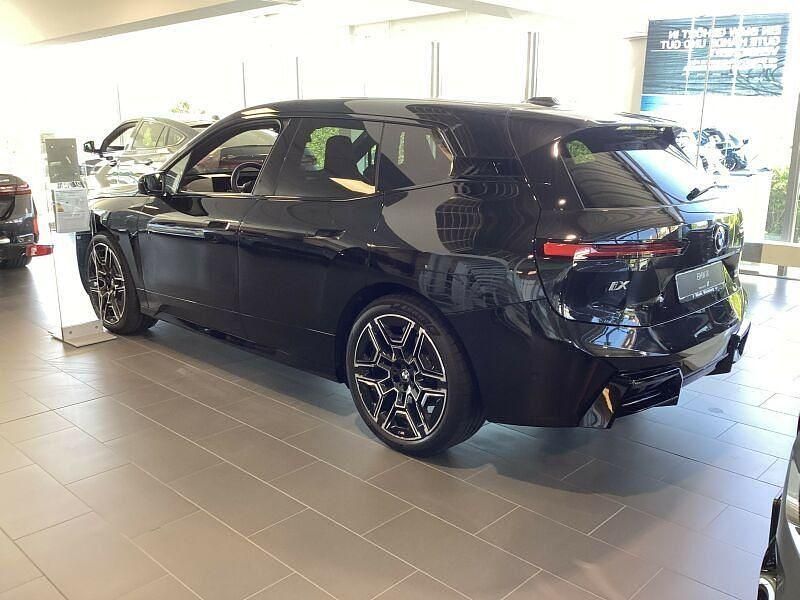 Saphirschwarz metallic Neu 2025 BMW iX M Sport SUV | 82.989 € (Fairer Preis) - Bild 1/4