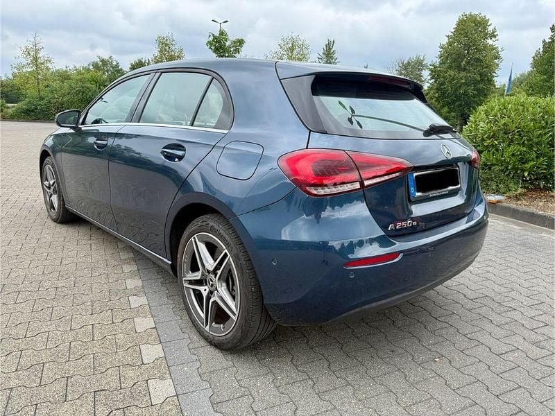 Gebraucht Mercedes A250 218 PS (160 kW) 2022 Blau Limousine