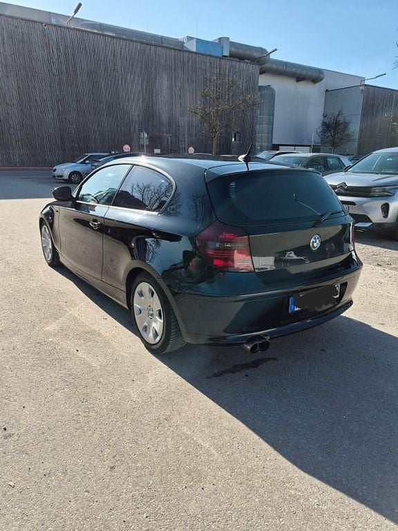 Gebraucht BMW 116 122 PS (89 kW) 2011 Schwarz Kleinwagen