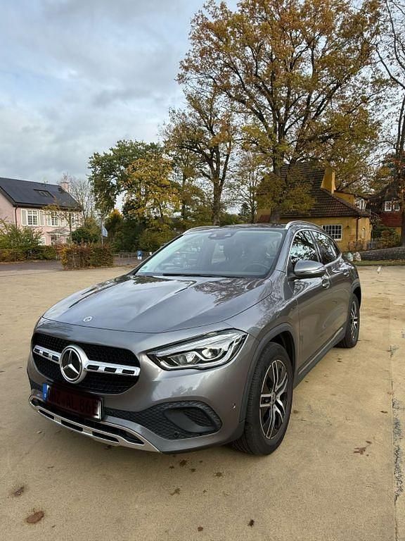 Grau Gebraucht 2021 Mercedes GLA250 Progressive SUV | 25.000 € (Superpreis) - Bild 1/4