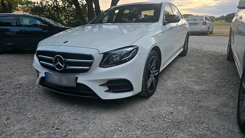 Weiß Gebraucht 2018 Mercedes E350 Night Limousine | 22.900 € (Fairer Preis) - Bild 1/4