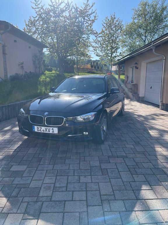 Schwarz Gebraucht 2012 BMW 330 Sport Line Kombi | 14.900 € (Fairer Preis) - Bild 1/4