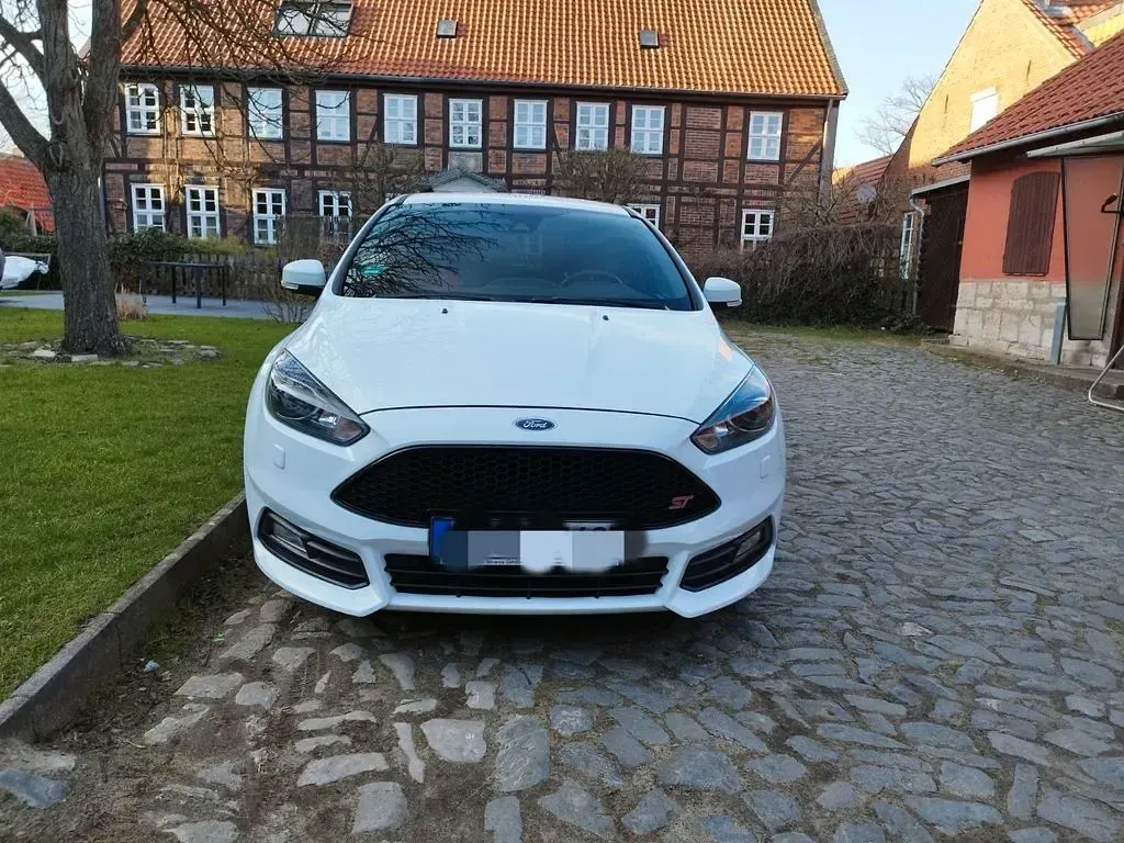 Gebraucht Ford Focus ST 250 PS (183 kW) 2018 Weiß Limousine