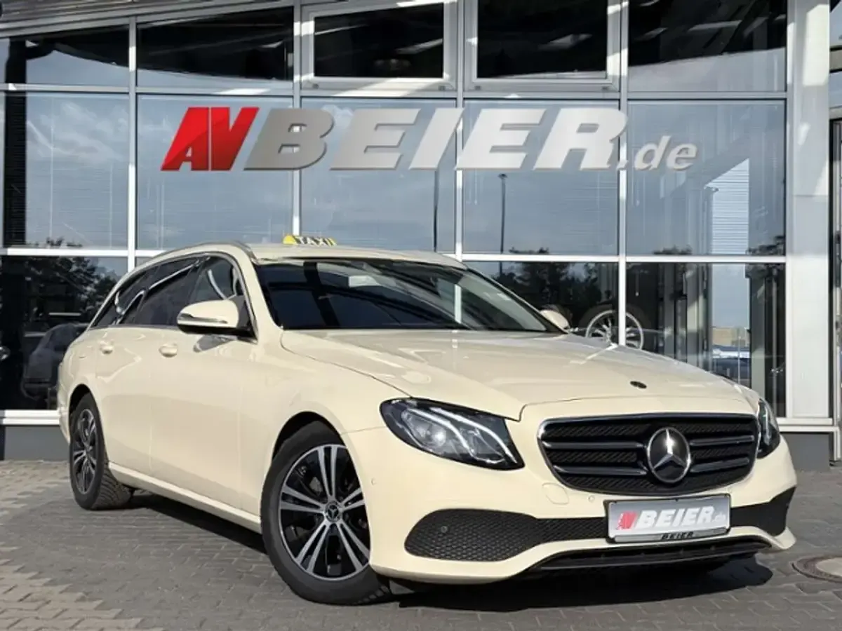 Gebraucht Mercedes E220 194 PS (142 kW) 2021 Hellelfenbein Kombi