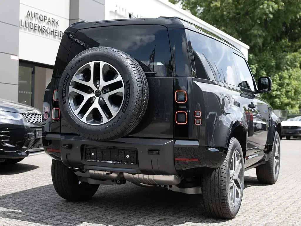Neu Land Rover Defender SE Dynamic 249 PS (183 kW) 2026 Carpathian grey SUV