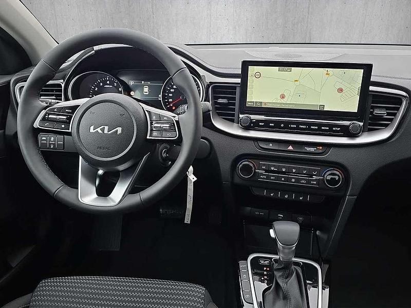 Neu Kia Ceed Gold 140 PS (102 kW) 2026 Lunar silber Kleinwagen