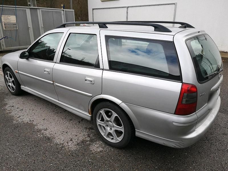 Gebraucht Opel Vectra Selection 125 PS (91 kW) 2001 Silber Kombi