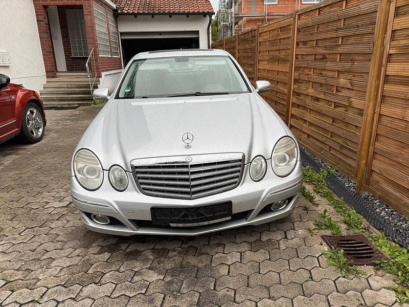 Grau Gebraucht 2009 Mercedes E200 Limousine | 6.500 € (Teuer) - Bild 1/4