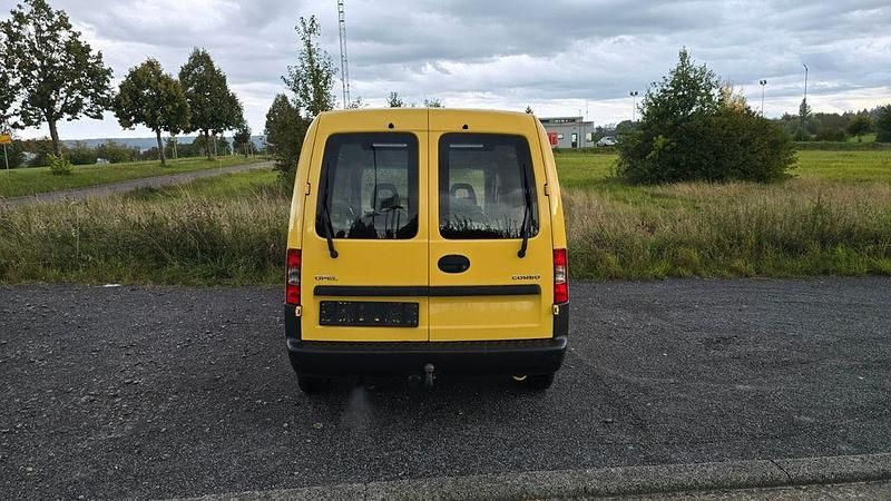 Gebraucht Opel Combo 90 PS (66 kW) 2011 Gelb Van / Kleinbus