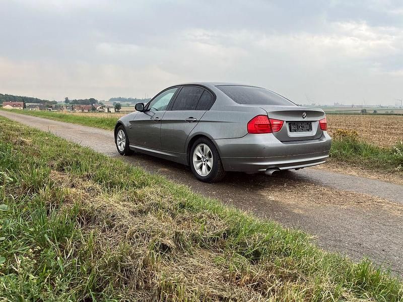 Grau Gebraucht 2011 BMW 318 Limousine | 3.900 € (Superpreis) - Bild 1/4