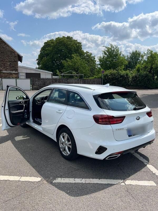 Weiß Gebraucht 2021 Kia Ceed Platinum Kombi | 15.999 € (Fairer Preis) - Bild 1/4