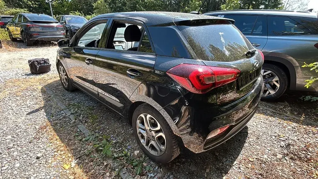 Gebraucht Hyundai i20 Pure 84 PS (61 kW) 2019 Schwarz Kleinwagen