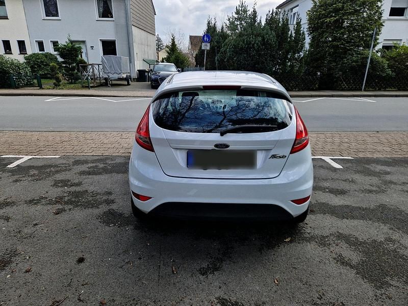 Gebraucht Ford Fiesta 60 PS (44 kW) 2010 Weiß Kleinwagen