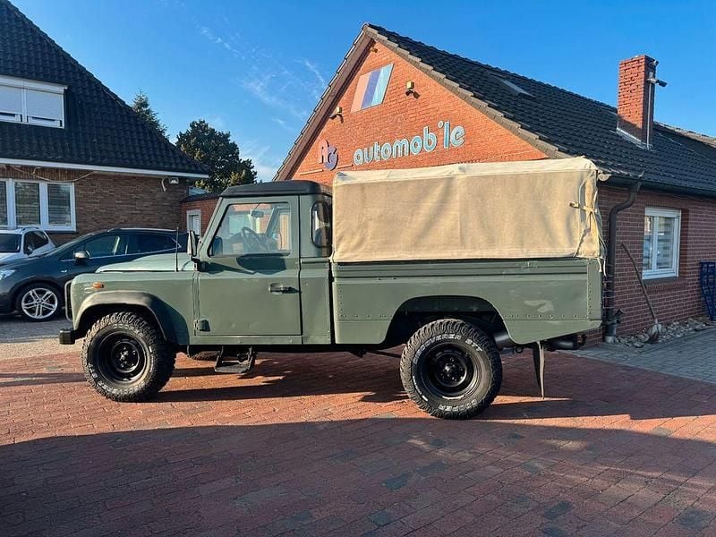 Gebraucht Land Rover Defender 122 PS (89 kW) 2011 Grün Abholung