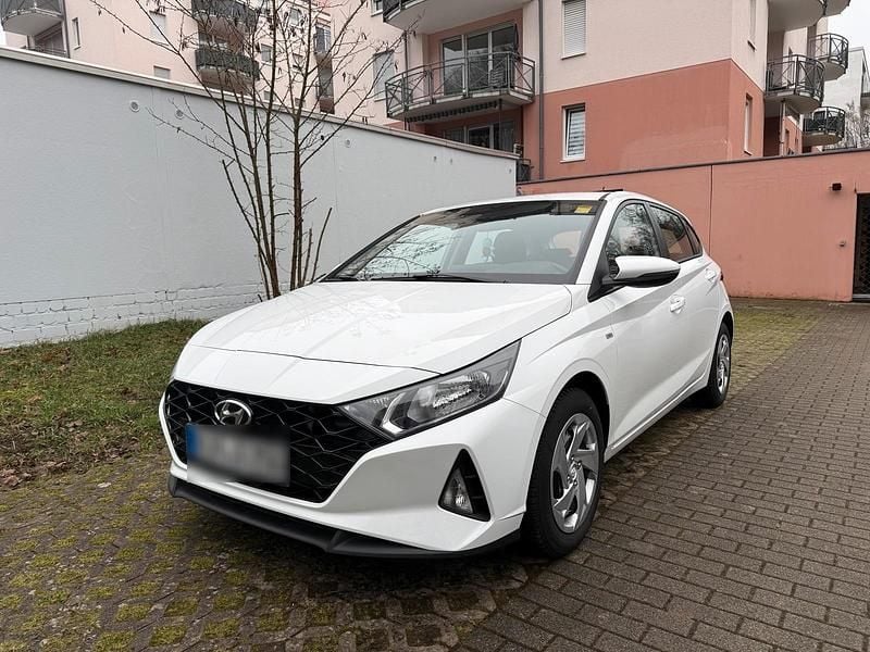 Gebraucht Hyundai i20 101 PS (74 kW) 2021 Weiß Kleinwagen